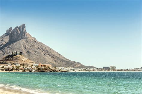 Foto de Vista Da Cidade De San Carlos Praia Larga E A Colina Tetakawi Ao Fundo Guaymas Sonora ...