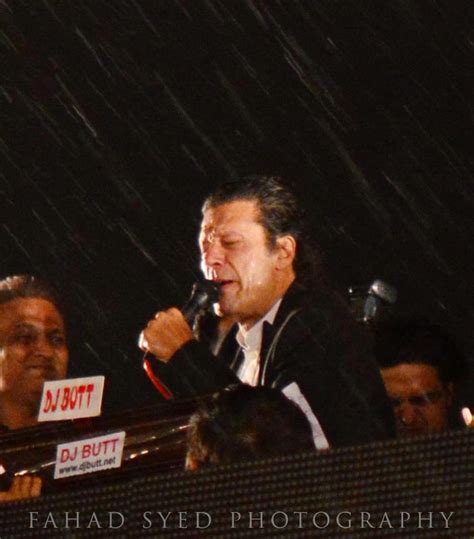 Imran Khan Speech In Rain Awesome View ~ Asif Zardari Bhutto