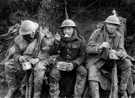 British soldiers eat hot rations in the Ancre Valley. October, 1916. [1600 x 1171px] : r/HistoryPorn