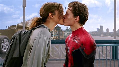 Peter Parker and MJ Kiss Scene - Spider-Man: Far From Home (2019) Movie ...