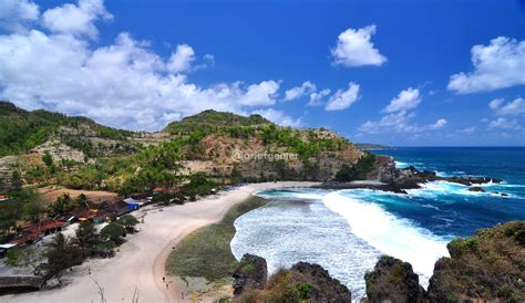 12 Spot Foto Pantai Siung Jogja (HTM, Rute, Jam Buka)