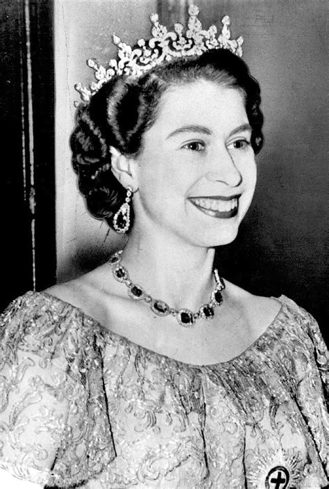 File:Queen Elizabeth II - 1953-Dress.JPG - Wikimedia Commons