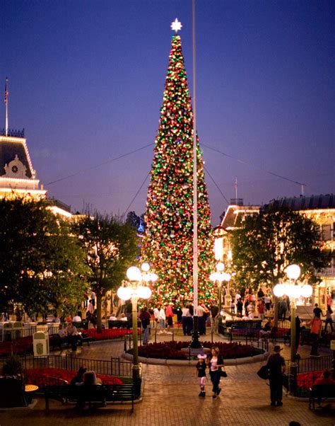 Christmas Tree Decorating Tips from Disneyland Resort | Disney Parks Blog