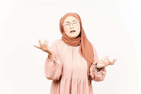 Ekspresi Wajah Sedih Wanita Cantik Asia Pakai Hijab Dengan Latar Belakang Putih Foto Stok ...