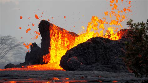 Kilauea Volcano Erupts on Hawaii’s Big Island, but Scientists Say It’s ...