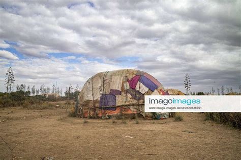 Traditional Somali house. These Aqal Somaali called huts are very ...