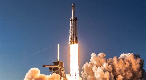 SpaceX se prepara para lançar foguete Falcon Heavy este mês