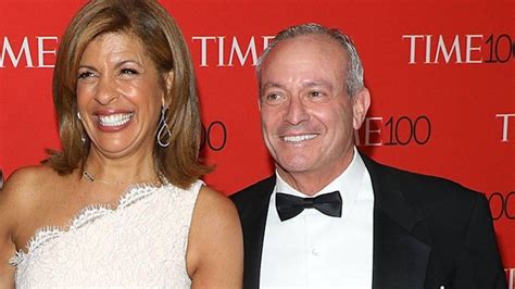 Today's Hoda Kotb surrounded by family and fiancé Joel Schiffman to ...