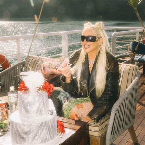 Christina Aguilera celebrates birthday on Ha Long Bay