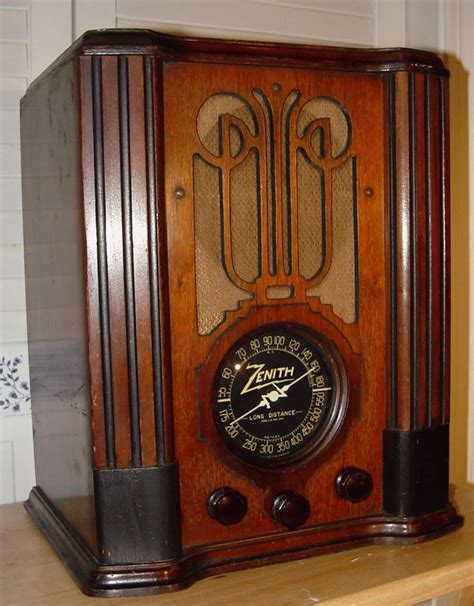 Zenith Model 4-V-31 Tombstone Farm Radio (1936)