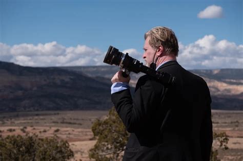 Christopher Nolan in an image behind the scenes of ‘Oppenheimer ...