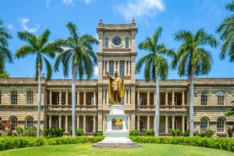 Hawaii Supreme Court Building with Statue of King Kamehameha the Great ...