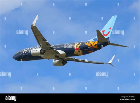 Tui plane taking off hi-res stock photography and images - Alamy