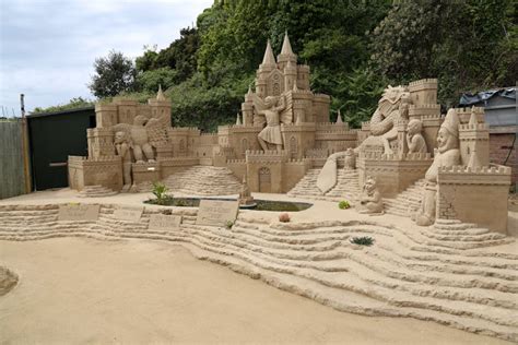 How to build the perfect sandcastle – Professor Sandcastle