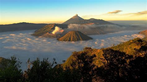 Wisata Pendakian 14 Gunung Api Terindah di Indonesia - Guru Geografi