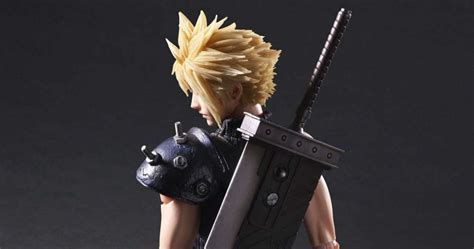 FFVII Cosplayer Finds Way To Make Buster Sword Magically Hang On Back