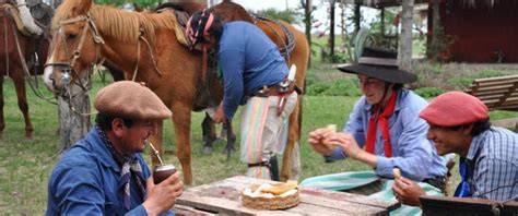 gauchos, mates y postrecitos en un descanso en las faenas del campo Yerba Mate, Gaucho, Rio ...