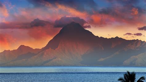 Mountain Orohena at sunset, Tahiti, French Polynesia | Windows 10 SpotLight Images