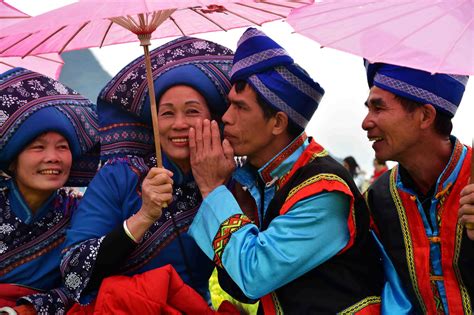 Zhuang people gather to sing amid stunning springtime scenery - CGTN