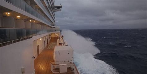 Horrifying moments for passengers stuck on cruise in storm! (videos-photos) | protothemanews.com