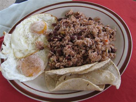 Costa Rican Gallo Pinto Recipe (Tico Beans and Rice)