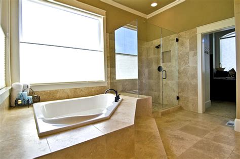 Travertine tile around tub and shower | Travertine tile crea… | Flickr