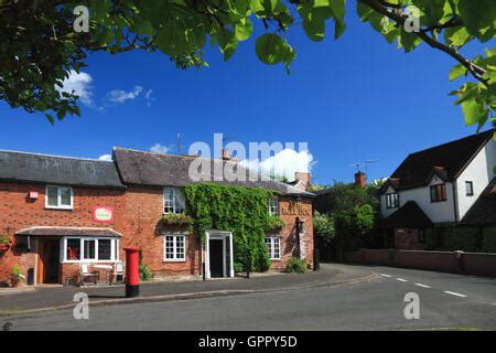 A red brick country 'pub, The Bell Inn, Welford-on-Avon Stock Photo: 117288908 - Alamy