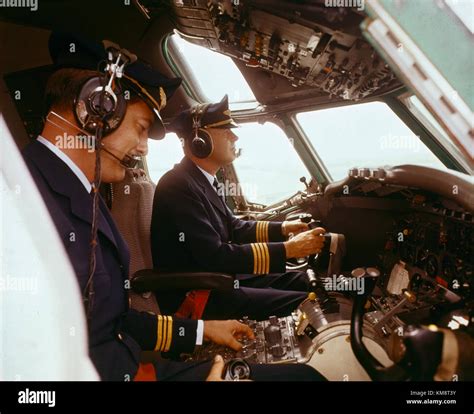 Cockpit dc 8 aircraft hi-res stock photography and images - Alamy