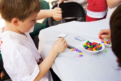 Kids doing crafts stock image. Image of colors, stringing - 4673511