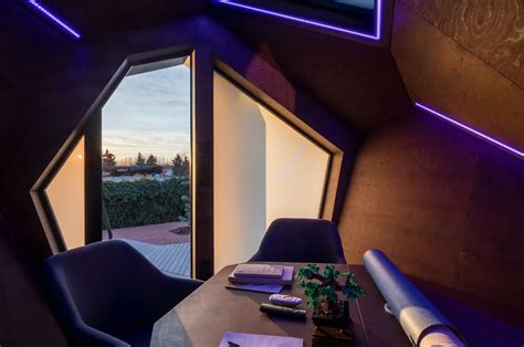 Futuristic Prefab Office Pods Make You Feel Like You’ve Landed On The Moon – Designlab