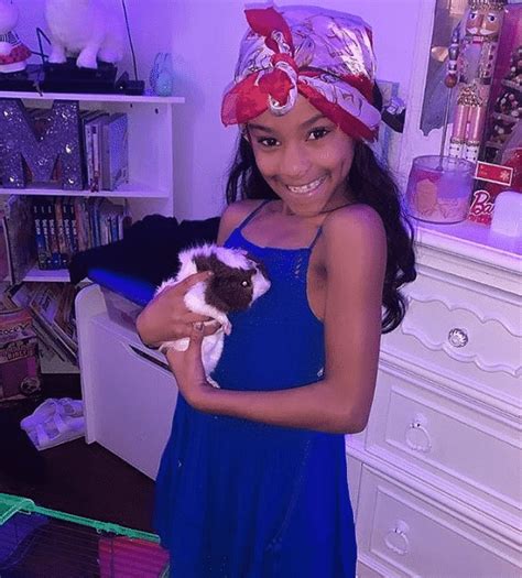 Little girl holds an elaborate funeral for her pet rodent (video)