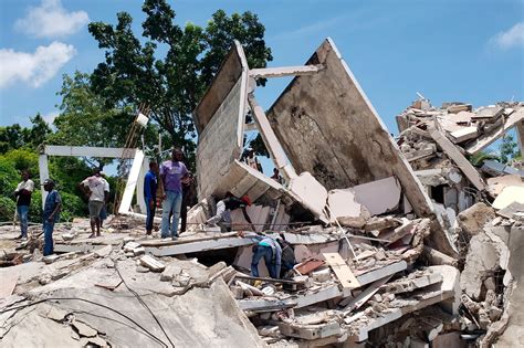 Strong Earthquake Rocks Haiti, Killing Hundreds - The New York Times