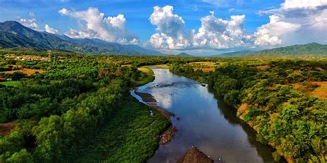 El río Motagua en su parte más esplendorosa, río arriba. Crédito: © aprendeguatemala.com ...