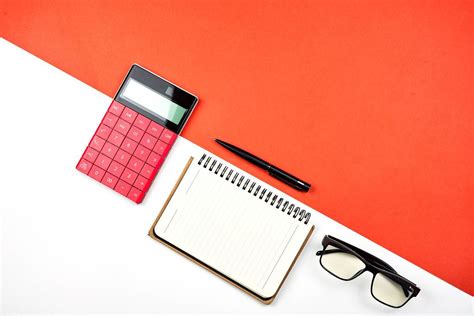 Overhead view of calculator, notepad and eyeglasses - Creative Commons Bilder