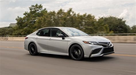 3 Pros (And Cons) to Choosing the 2022 Toyota Camry Hybrid