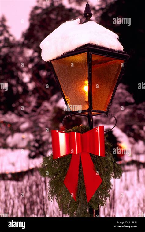 Lamp posts with red ribbon hi-res stock photography and images - Alamy
