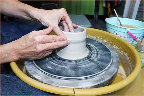 How To Throw Clay On The Pottery Wheel: A Step-by-Step Beginners Guide ...