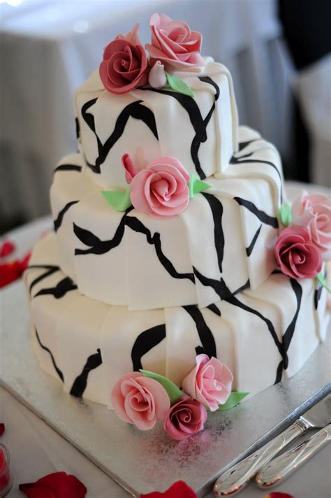 Wedding Planning Plus: Cake Frosting: Fondant or Buttercream?