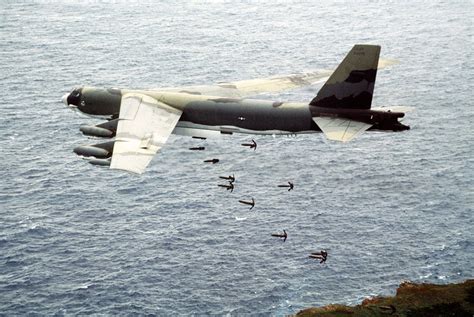 B-52 Stratofortress | Air force bomber, Military aircraft, Fighter planes