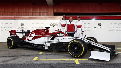 Alfa Romeo reveal 2019 F1 livery in Barcelona | Formula 1®