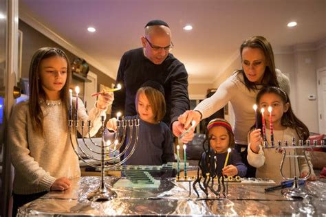 Jewish Parents’ Other December Tradition: Explaining Hanukkah at School - The New York Times