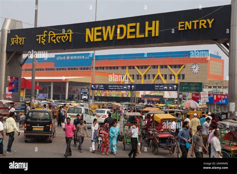 Entrance to New Delhi railway station Stock Photo - Alamy