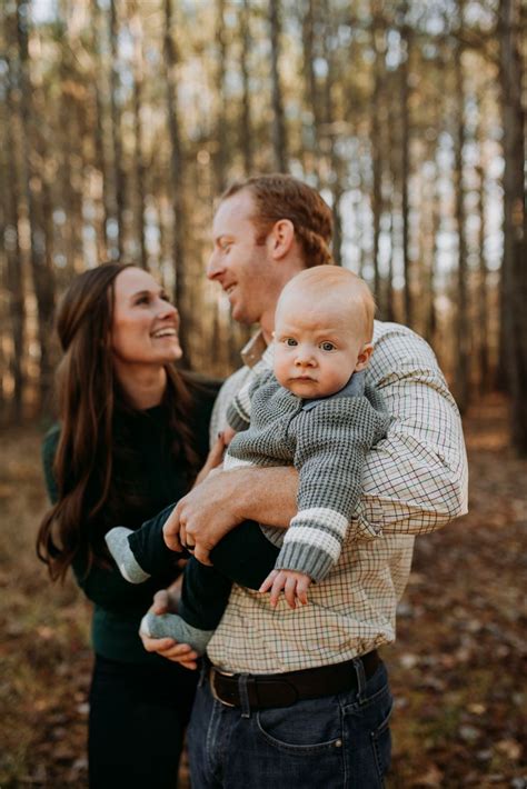 Lifestyle family of 3 outdoor session | Family photoshoot poses, Cute ...