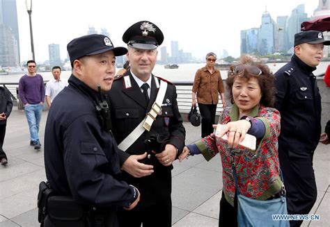 Chinese, Italian policemen patrol together in China's Shanghai - China Plus