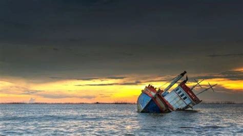 BREAKING NEWS: Kapal LCT Bahana Putra Tenggelam di Ternate, Nakhoda ...