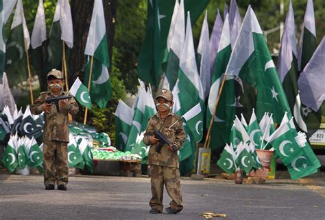 Pakistanis celebrate 69th Independence Day - Pakistan - DAWN.COM