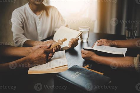 Group of people are reading the bible 9346466 Stock Photo at Vecteezy