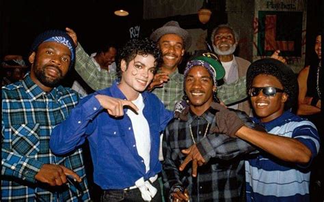 Beweist dieses Bild, dass Michael Jackson zu den Crips (Gang) gehörte? (Musik, Filme und Serien ...