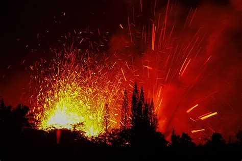 Kilauea Volcano Eruption: Dramatic Photos of Huge Ash Plumes and Lava Flows in Hawaii - Newsweek