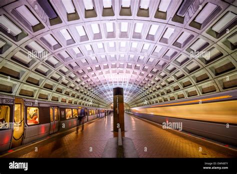 Trains and passengers in a Metro Station in Washington DC, USA Stock ...